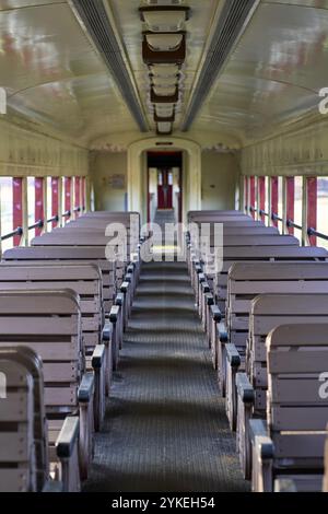 Innenraum eines alten Eisenbahnwagens Stockfoto