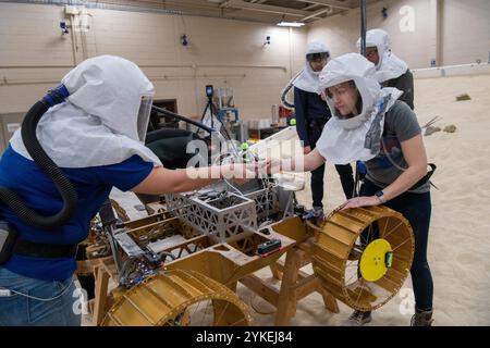 Techniker arbeiten am 11. März 2021 an den Volatiles, die den Polar Exploration Rover (Viper) untersuchen. VIPER (Volatiles Investigating Polar Exploration Rover) war ein mondrover, der am Ames Research Center der NASA entwickelt wurde. Bevor das Projekt 2024 abgesagt wurde, hätte der rover mit der Suche nach Mondressourcen in dauerhaft schattigen Gebieten der Mondsüdpolregion beauftragt werden sollen, insbesondere durch Kartierung der Verteilung und Konzentration von Wassereis. Die Mission basiert auf einem früheren NASA-rover-Konzept, dem Resource Prospector, das 2018 abgesagt wurde. (wikipedia) Stockfoto