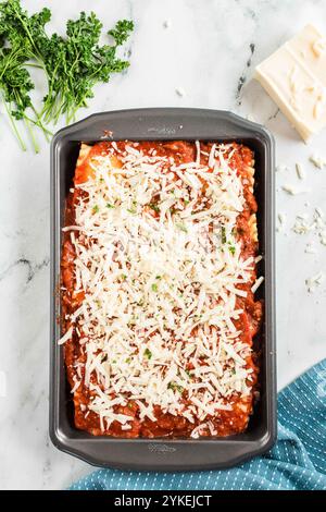 Lasagne-Roll-ups in einer mit Käse belegten Backform Stockfoto