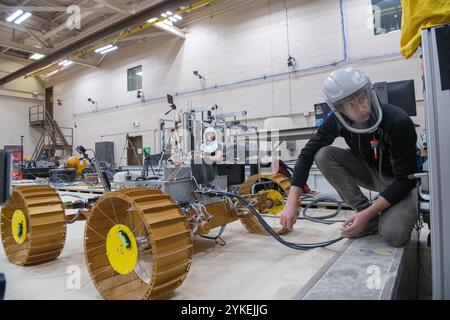 Techniker arbeiten am 11. März 2021 an den Volatiles, die den Polar Exploration Rover (Viper) untersuchen. VIPER (Volatiles Investigating Polar Exploration Rover) war ein mondrover, der am Ames Research Center der NASA entwickelt wurde. Bevor das Projekt 2024 abgesagt wurde, hätte der rover mit der Suche nach Mondressourcen in dauerhaft schattigen Gebieten der Mondsüdpolregion beauftragt werden sollen, insbesondere durch Kartierung der Verteilung und Konzentration von Wassereis. Die Mission basiert auf einem früheren NASA-rover-Konzept, dem Resource Prospector, das 2018 abgesagt wurde. (wikipedia) Stockfoto