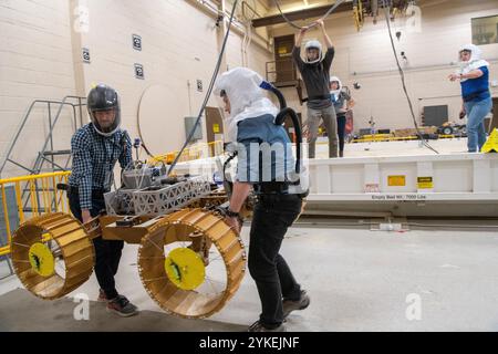 Techniker arbeiten am 11. März 2021 an den Volatiles, die den Polar Exploration Rover (Viper) untersuchen. VIPER (Volatiles Investigating Polar Exploration Rover) war ein mondrover, der am Ames Research Center der NASA entwickelt wurde. Bevor das Projekt 2024 abgesagt wurde, hätte der rover mit der Suche nach Mondressourcen in dauerhaft schattigen Gebieten der Mondsüdpolregion beauftragt werden sollen, insbesondere durch Kartierung der Verteilung und Konzentration von Wassereis. Die Mission basiert auf einem früheren NASA-rover-Konzept, dem Resource Prospector, das 2018 abgesagt wurde. (wikipedia) Stockfoto