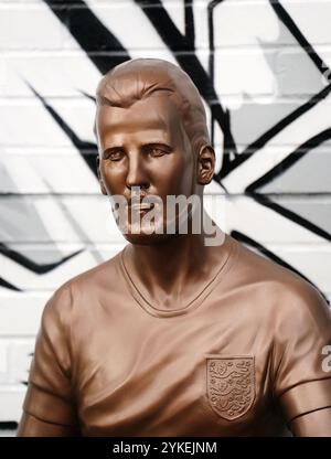 Die Statue von Harry Kane wurde im Peter May Centre in London enthüllt. Bilddatum: Montag, 18. November 2024. Stockfoto