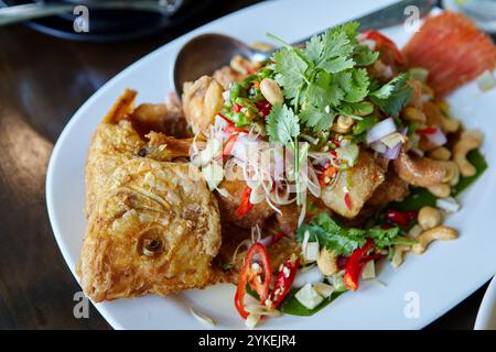 Frittierter Tilapia-Fisch mit süßer Chili-Sauce auf Teller Stockfoto