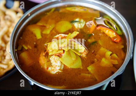 Nahaufnahme der Sauersuppe mit Garnelen und Bambussprossen in der Schüssel Stockfoto