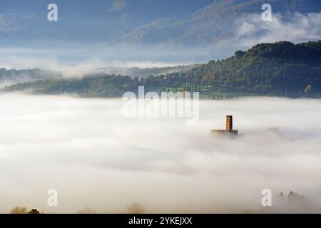 Herbstlandschaft im Casentino-Tal steht die Burg Poppi (Burg von Conti Guidi) im Nebel in der Toskana, Italien Stockfoto