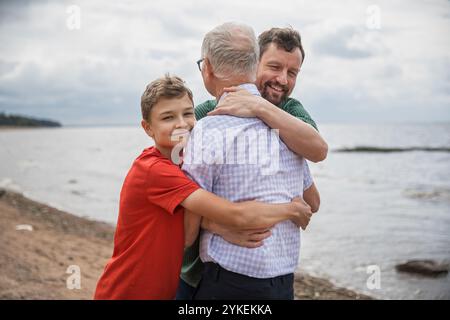 Langerwarteter Großvater mit erwachsenem Sohn und Teenager Stockfoto