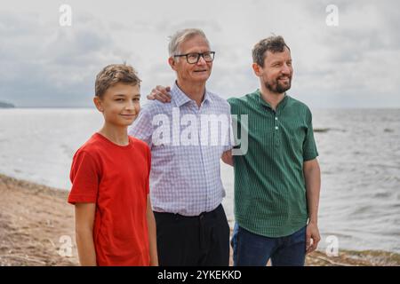 Langerwarteter Großvater mit erwachsenem Sohn und Teenager Stockfoto