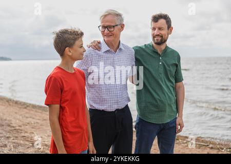 Langerwarteter Großvater mit erwachsenem Sohn und Teenager Stockfoto