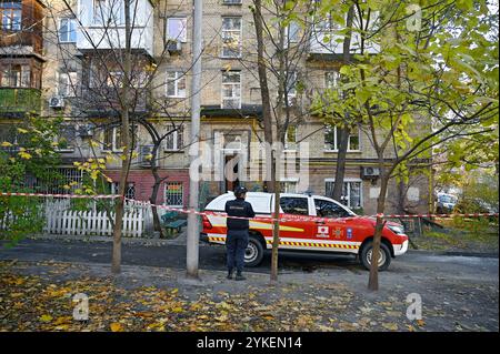 KIEW, UKRAINE - 17. NOVEMBER 2024 - das Gebiet um ein fünfstöckiges Wohngebäude im Bezirk Petscherskyi, das von einem russischen Raketenstück getroffen wurde, ist versiegelt, Kiew, Hauptstadt der Ukraine. Bei dem jüngsten massiven Angriff starteten russische Truppen 210 Luftziele – 120 Raketen und 90 Drohnen –, die hauptsächlich auf die Energiesektoranlagen in der gesamten Ukraine gerichtet waren. Die ukrainischen Streitkräfte schossen seit dem Abend des 16. November 102 Raketen und 42 Drohnen ab, die von russischen Truppen zum Angriff auf die Ukraine eingesetzt wurden, während 41 UAVs aus Radargeräten verschwanden. In Kiew wurden bei dem russischen Angriff am Sonntag, Nove, zwei Frauen verletzt Stockfoto