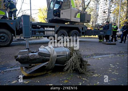 KIEW, UKRAINE - 17. NOVEMBER 2024 - Ein Fragment einer russischen Rakete befindet sich auf dem Boden, nachdem sie von Mitarbeitern des staatlichen Rettungsdienstes aus einem fünfstöckigen Wohnhaus im Bezirk Petscherskyi in Kiew, der Hauptstadt der Ukraine, entfernt wurde. Bei dem jüngsten massiven Angriff starteten russische Truppen 210 Luftziele – 120 Raketen und 90 Drohnen –, die hauptsächlich auf die Energiesektoranlagen in der gesamten Ukraine gerichtet waren. Die ukrainischen Streitkräfte schossen seit dem Abend des 16. November 102 Raketen und 42 Drohnen ab, die von russischen Truppen zum Angriff auf die Ukraine eingesetzt wurden, während 41 UAVs aus Radargeräten verschwanden. In Kiew waren ich zwei Frauen Stockfoto