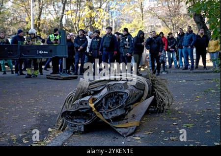 KIEW, UKRAINE - 17. NOVEMBER 2024 - Ein Fragment einer russischen Rakete befindet sich auf dem Boden, nachdem sie von Mitarbeitern des staatlichen Rettungsdienstes aus einem fünfstöckigen Wohnhaus im Bezirk Petscherskyi in Kiew, der Hauptstadt der Ukraine, entfernt wurde. Bei dem jüngsten massiven Angriff starteten russische Truppen 210 Luftziele – 120 Raketen und 90 Drohnen –, die hauptsächlich auf die Energiesektoranlagen in der gesamten Ukraine gerichtet waren. Die ukrainischen Streitkräfte schossen seit dem Abend des 16. November 102 Raketen und 42 Drohnen ab, die von russischen Truppen zum Angriff auf die Ukraine eingesetzt wurden, während 41 UAVs aus Radargeräten verschwanden. In Kiew waren ich zwei Frauen Stockfoto