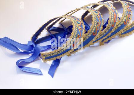 Gruppe von mehrfarbigen russischen Diaras für Volkstanz, isoliert auf weiß Stockfoto