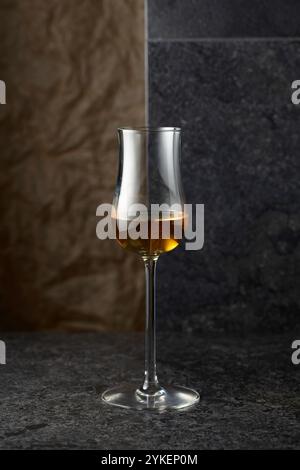 Ein Glas Whiskey auf einem schwarzen Steintisch. Kopierbereich. Stockfoto