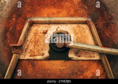Rost und Korrosion auf Metallgegenständen als Hintergrund Stockfoto