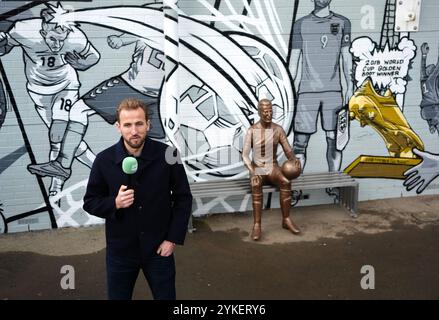 Harry Kane nach der Enthüllung einer Statue seiner Person im Peter May Centre in London. Bilddatum: Montag, 18. November 2024. Stockfoto