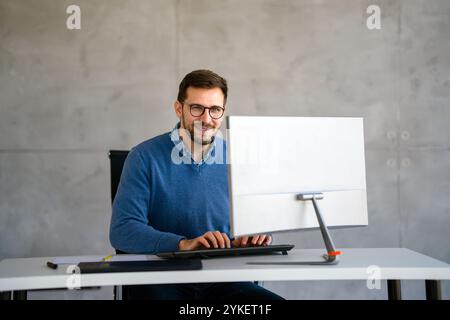 Erfolg junger professioneller Geschäftsmann Investor, Manager am Arbeitsplatz, der am Computer im Büro arbeitet Stockfoto