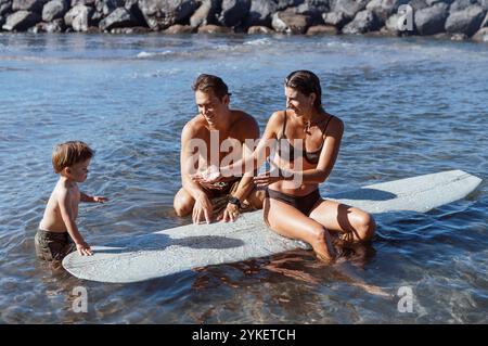 Surfer Family macht sich bereit, rauszupaddeln Stockfoto