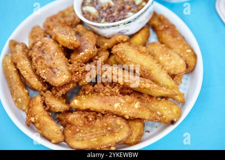 Frittierte Banane mit süßer Sauce Stockfoto