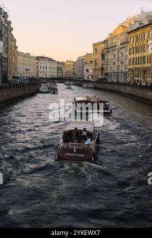 Bootsfahrt entlang der Newa und der Kanäle von St. Petersburg Stockfoto