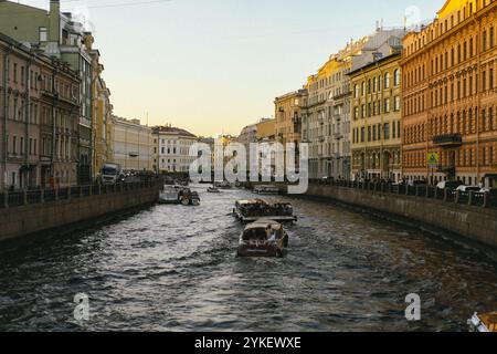 Bootsfahrt entlang der Newa und der Kanäle von St. Petersburg Stockfoto