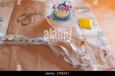 Ein Muster, Nadeln und ein Stoff auf dem Werkstatttisch Stockfoto