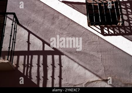 Balkon und Fensterschirme in Villanueva de los Infantes Stockfoto