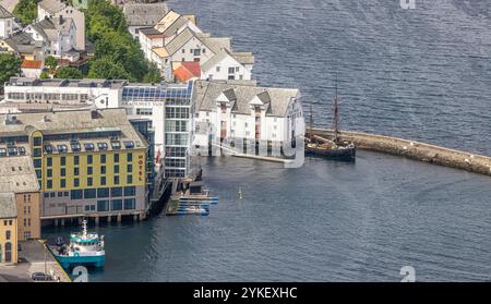 Ålesund Norwegen Skandinavien, Ålesund Gemeinde in Norwegen bunte Dorfszene Norwegen mit verschiedenen Booten Stockfoto