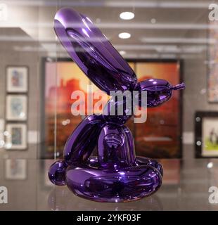 Bonhams, New Bond Street, London, Großbritannien. November 2024. Der Pop X Culture Sale umfasst Kunst, Drucke, Mode und Erinnerungsstücke zur Populärkultur und findet am 19. November statt. Zu den Höhepunkten zählen: Werke von Jeff Koons, Schätzung: £4.000-6.000. Quelle: Malcolm Park/Alamy Live News Stockfoto