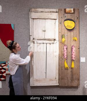 Bonhams, New Bond Street, London, Großbritannien. November 2024. Der Pop X Culture Sale umfasst Kunst, Drucke, Mode und Erinnerungsstücke zur Populärkultur und findet am 19. November statt. Zu den Höhepunkten zählen: OS Gemeos (* 1974). Untitled, 2010, Schätzung: £40.000-60.000. Quelle: Malcolm Park/Alamy Live News Stockfoto