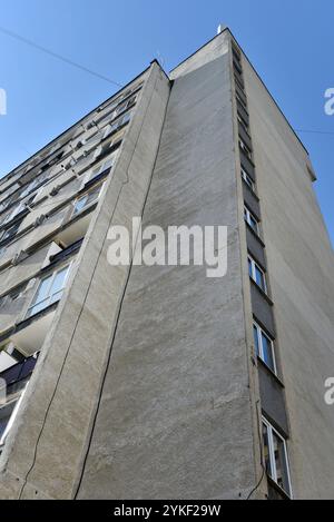 Perspektivische Sicht auf die Wohnung von Blöcken aus kommunistischer Zeit, abgenutzte Betonbauten in Osteuropa Stockfoto