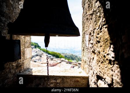 Silhouette einer Glocke auf dem Turm von n campanile in Erice Trapani Sizilien Italien Stockfoto