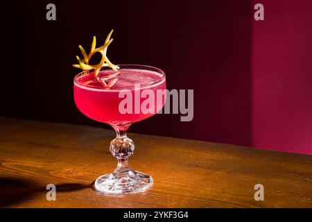 Kosmopolitischer Cocktail, serviert in einem eleganten Glas, die aufwändige Dekoration verleiht dem Getränk einen Hauch Kreativität und macht dieses Getränk perfekt für stilvolle Zusammenkünfte oder Stockfoto