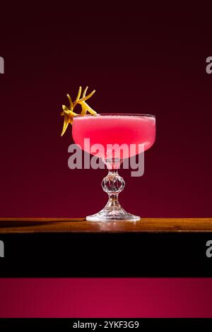 Kosmopolitischer Cocktail, serviert in einem eleganten Glas, die aufwändige Dekoration verleiht dem Getränk einen Hauch Kreativität und macht dieses Getränk perfekt für stilvolle Zusammenkünfte oder Stockfoto