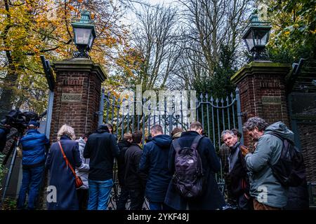 DEN HAAG 15-11-2024. Journalisten und Kamerateams warten im Catshuis. In den Catshuis in den Haag finden Krisenkonsultationen statt, nachdem der Außenminister des NSC Achahbar sagte, er wolle zurücktreten. Die Frage ist, wie sich das auf das Überleben des Kabinetts auswirken wird. â/Holland Heights/ Owen O'Brien. niederlande aus - belgien aus Stockfoto