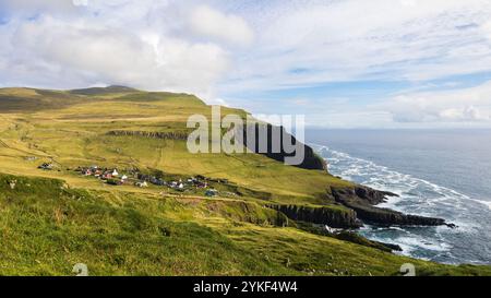 Blick aus der Vogelperspektive auf die grüne Landschaft der Insel Mykines Reise- und Wandertour im Land der Papageientaucher auf den Färöern im Sommer Stockfoto