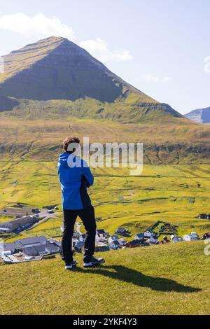 Junger Mann Wandern Gjogv Berg auf Eysturoy im Nordatlantik Färöer Tourismusausflüge und Naturausflüge Stockfoto