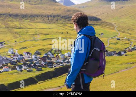 Junger Mann Wandern Gjogv Berg auf Eysturoy im Nordatlantik Färöer Tourismusausflüge und Naturausflüge Stockfoto