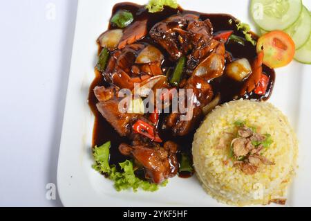 Nasi Lemak, asiatischen traditionellen Reis Mahlzeit auf weißen Tisch Stockfoto