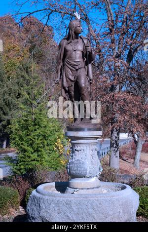 Die Statue der lokalen Legende Chief Kisco spendete 1907 das Byt D F Corham. Das Zitat fördert Trinkwasser. Im Zentrum von Mount Kisco, Westchester, New York Stockfoto