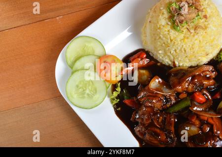 Nasi Lemak, asiatischen traditionellen Reis Mahlzeit auf Holztisch Stockfoto