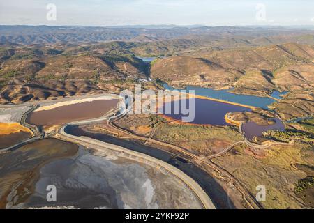 Aus der Vogelperspektive die farbenfrohe Landschaft der Mine Rio Tinto in Huelva, Spanien, mit gewundenen Flüssen und kontrastierendem Gelände. Stockfoto