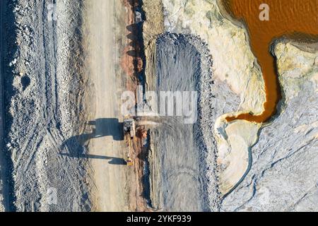 Diese Luftaufnahme erfasst die Bergwerksbetriebe Rio Tinto in Huelva, Spanien, und zeigt den Kontrast zwischen dem leuchtenden orangen Fluss und der rugge der Mine Stockfoto