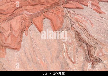 Von oben zeigt diese Luftaufnahme die komplizierten Strukturen und wirbelnden Muster von roten Felsformationen in der Wüste Utah, USA, die von einer Drohne erfasst wurden. Stockfoto