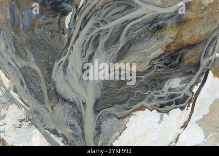 Atemberaubendes Luftbild, das die komplizierten und abstrakten natürlichen Formationen der Landschaft in Riotinto, Huelva, erfasst und eine Mischung aus wirbelnden Farben A zeigt Stockfoto