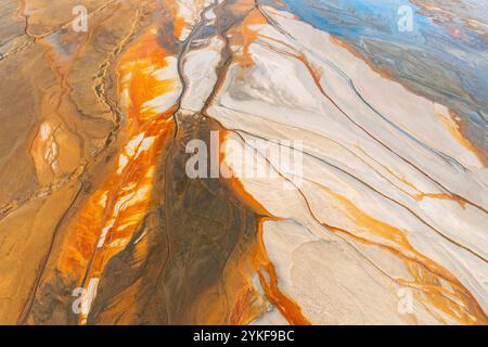 Luftaufnahme der Riotinto Mines, Huelva, mit lebendigen Minerallagerstätten mit markanten Orange- und Weißtönen natürliche Muster schaffen ein abstraktes und Stockfoto