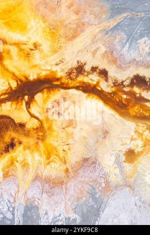 Ein Luftbild, das die lebendigen, abstrakten Muster der Bergwerke Riotinto in Huelva zeigt. Die Erde zeigt eine Mischung aus satten Farben, die auf Mineralablagerungen zurückzuführen sind Stockfoto