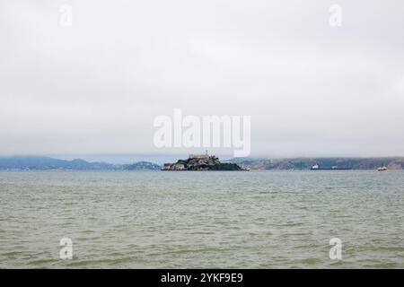 Alcatraz Island liegt isoliert in der San Francisco Bay unter einem bewölkten Himmel, umgeben von ruhigen Gewässern, bekannt für sein historisches Gefängnis, Alcatraz ist ein fa Stockfoto
