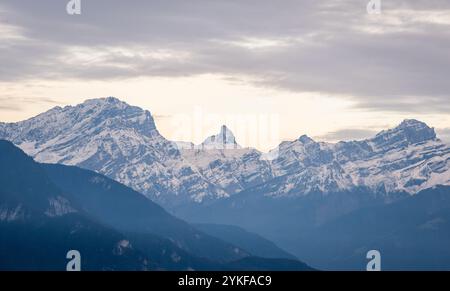 Fangen Sie die ruhige Schönheit des Dent de Jaman in den Schweizer Alpen an einem frischen Wintermorgen ein. Die majestätischen schneebedeckten Gipfel stehen unter dem Stockfoto