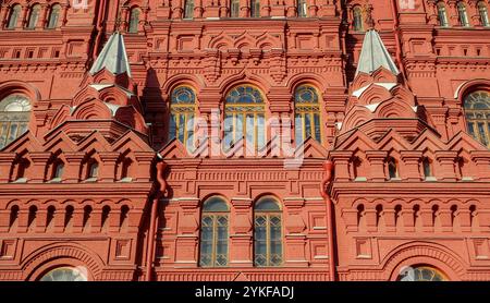 An einer verzierten roten Backsteinfassade in Moskau finden Sie komplexe architektonische Details, bogenförmige Fenster und spitze Türme dieses historische Gebäude spiegelt Russ wider Stockfoto