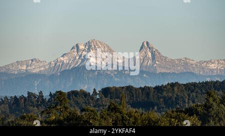 Der ruhige Monduntergang über den schneebedeckten Schweizer Alpen, wie von Estavayer-le-Lac aus gesehen, bietet einen beeindruckenden Start in den Tag. Stockfoto